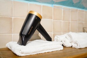 Dusche, Haartrockner, Bidet, Handtücher