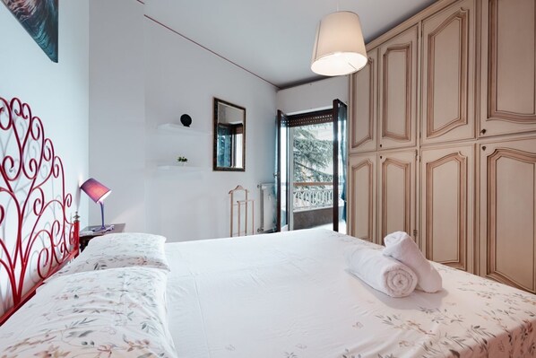 1 bedroom, bed sheets