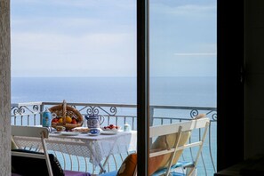 A balcony with a table set for breakfast, overlooking the sea. - Borgio Verezzi, Villa Infinito Blu (Borgio)