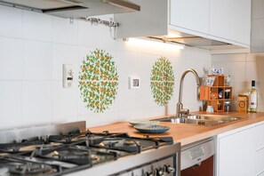 Fridge, microwave, oven, stovetop - Borgio Verezzi, Villa Infinito Blu (Borgio)