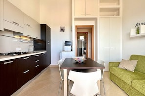 Frigorífico, microondas, horno y placa de cocina