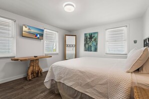 4 bedrooms, iron/ironing board, free WiFi, bed sheets - DOG-FRIENDLY, OUTDOOR POOL, HEART OF GULF SHORES! (Gulf Shores)