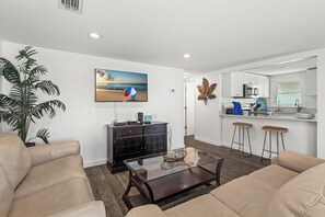 TV - DOG-FRIENDLY, OUTDOOR POOL, HEART OF GULF SHORES! (Gulf Shores)