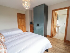 3 bedrooms, travel cot, WiFi