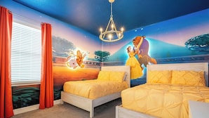 Une chambre avec deux lits, une fresque murale et un lustre.