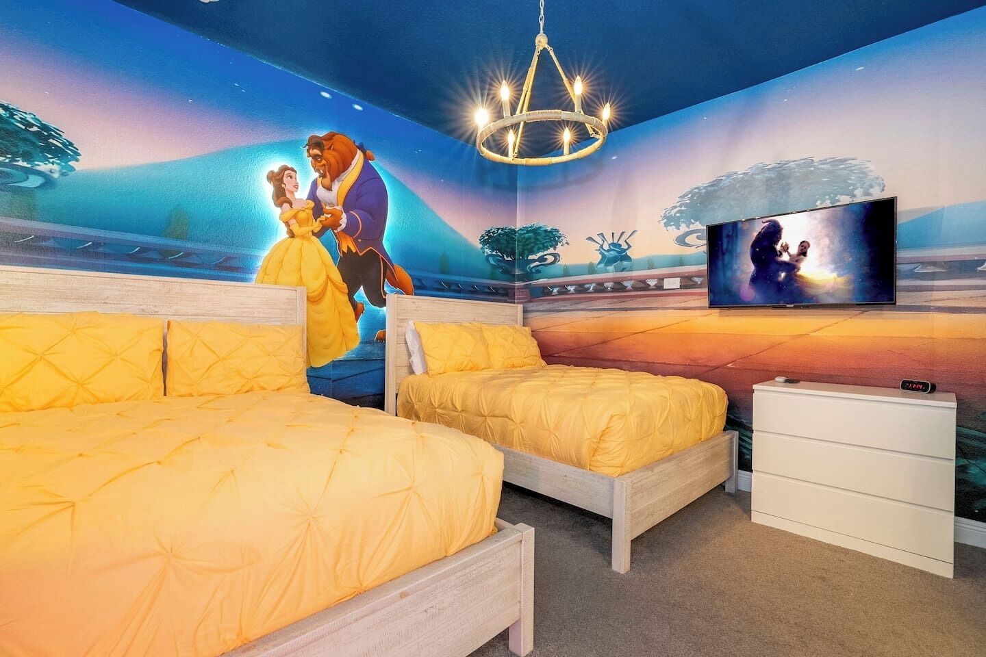 Un dormitorio con dos camas, un televisor y un mural de una pareja.