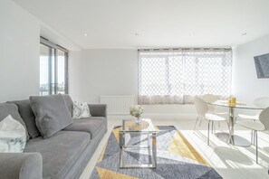 TV - Stunning Flat in Chelsea, Kings Road with Balcony (Greater London)