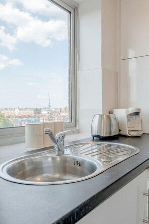 Een koelkast, een magnetron, een oven, een kookplaat