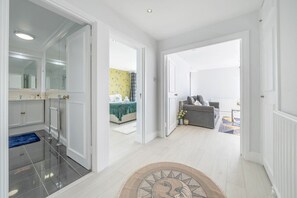 1 bedroom, desk, iron/ironing board, WiFi - Stunning Flat in Chelsea, Kings Road with Balcony (Greater London)