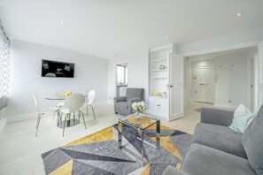 TV - Stunning Flat in Chelsea, Kings Road with Balcony (Greater London)