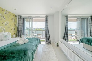 1 bedroom, desk, iron/ironing board, WiFi - Stunning Flat in Chelsea, Kings Road with Balcony (Greater London)