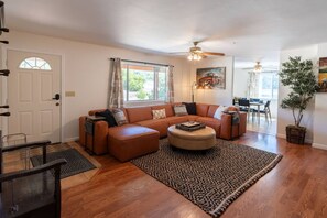 Smart-tv, een open haard, een tafeltennistafel en boeken