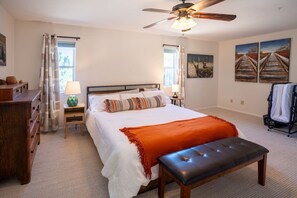 3 slaapkamers, een bureau, een strijkplank/strijkijzer, reisbedje