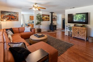 Smart TV, lareira, mesa de pingue-pongue, livros