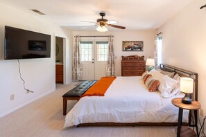 3 slaapkamers, een bureau, een strijkplank/strijkijzer, reisbedje