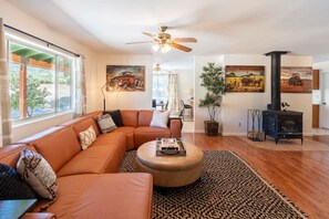 Smart-tv, een open haard, een tafeltennistafel en boeken