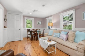 TV - Cape Cod Getaway: Walk to East Sandwich Beach (East Sandwich)