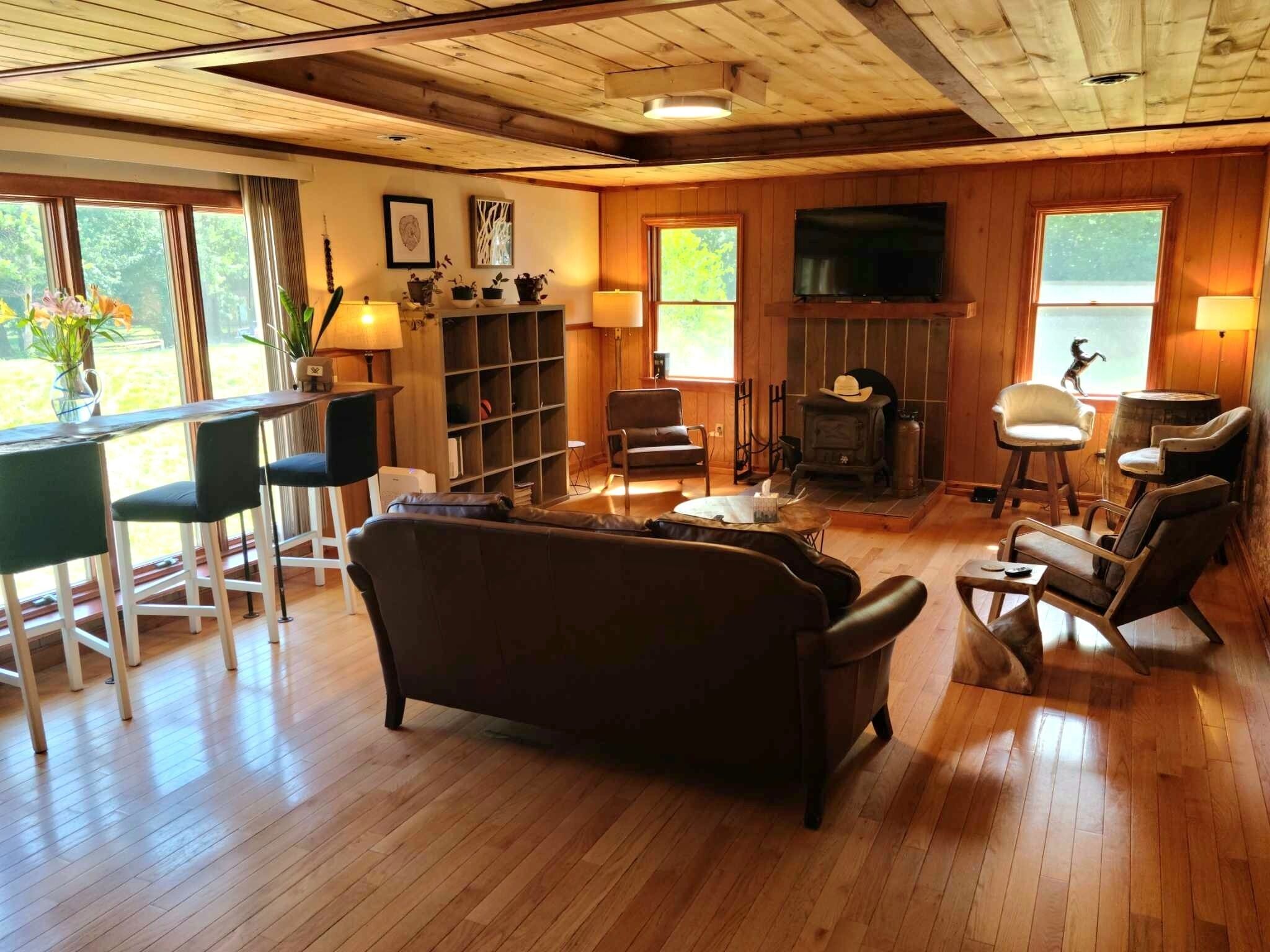 Smart TV, chimenea, estéreo y oficina 