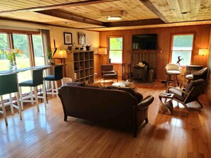 Smart-TV, peis, stereoanlegg og kontorer