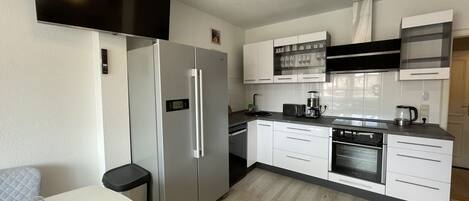Fridge, oven, dishwasher, cookware/dishes/utensils