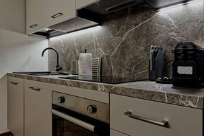 Fridge, oven, stovetop, dishwasher