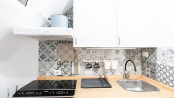 Frigorifero, microonde, piano cottura, pentole/stoviglie/utensili