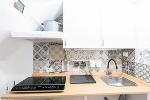 Fridge, microwave, stovetop, cookware/dishes/utensils