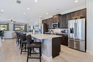 Fridge, microwave, oven, stovetop - The Tranquil Getaway at Encore (Kissimmee)