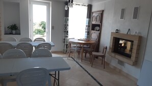 Dining - La Maison-Gîte-Family-Ensuite with Shower-Garden view (Beaulieu-sur-Layon)
