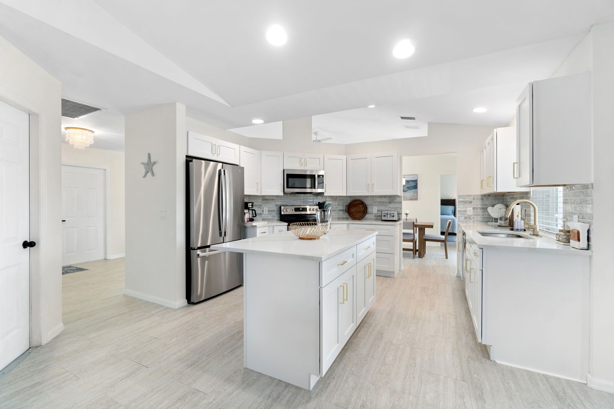 ثلاجة، ميكروويف، فرن، موقد طهي مسطح