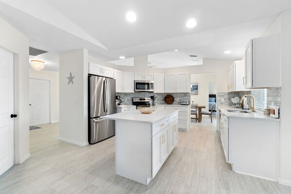 ثلاجة، ميكروويف، فرن، موقد طهي مسطح