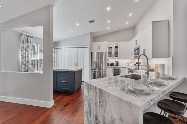 Een koelkast, een microgolfoven, een oven, een kookplaat