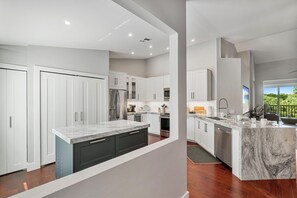 Geladeira, micro-ondas, fogão, cooktop