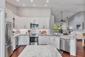 Geladeira, micro-ondas, fogão, cooktop