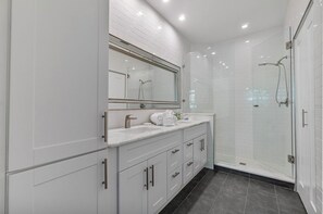 Shower, hair dryer, towels - Bundled Golf Community | 2-Bedroom Luxury Villa (Bonita Springs)
