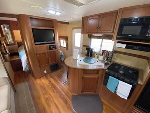 Frigorifero, microonde, forno, piano cottura