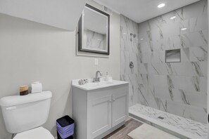 Douche, sèche-cheveux, serviettes fournies, savon