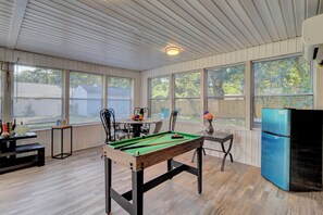 Games room - Charleston, Beautiful house near Plantations. (Ladson)