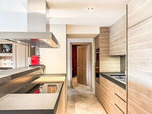 Kühlschrank, Mikrowelle, Geschirrspüler, Toaster