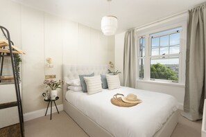 4 habitaciones, tabla de planchar con plancha, internet y ropa de cama 