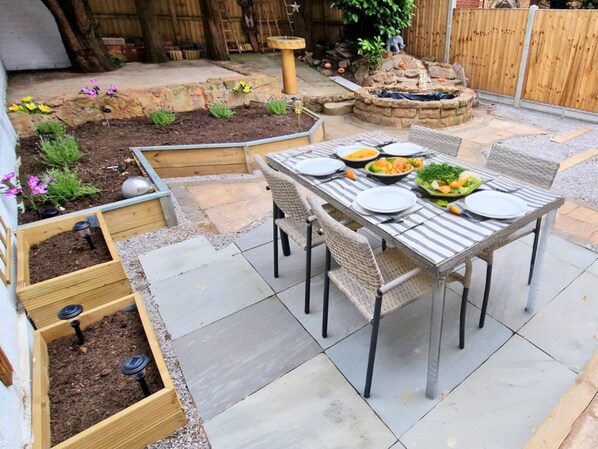 Outdoor dining - Luxury Family Apartment- Garden View (Leicester)