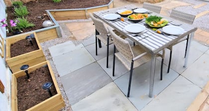 Luxury Family Apartment- Garden View