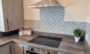 Fridge, microwave, oven, stovetop - Luxury Family Apartment- Garden View (Leicester)