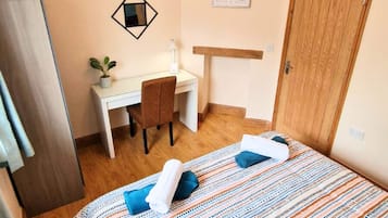 1 soverom, skrivebord, strykejern/-brett og wi-fi (inkludert)