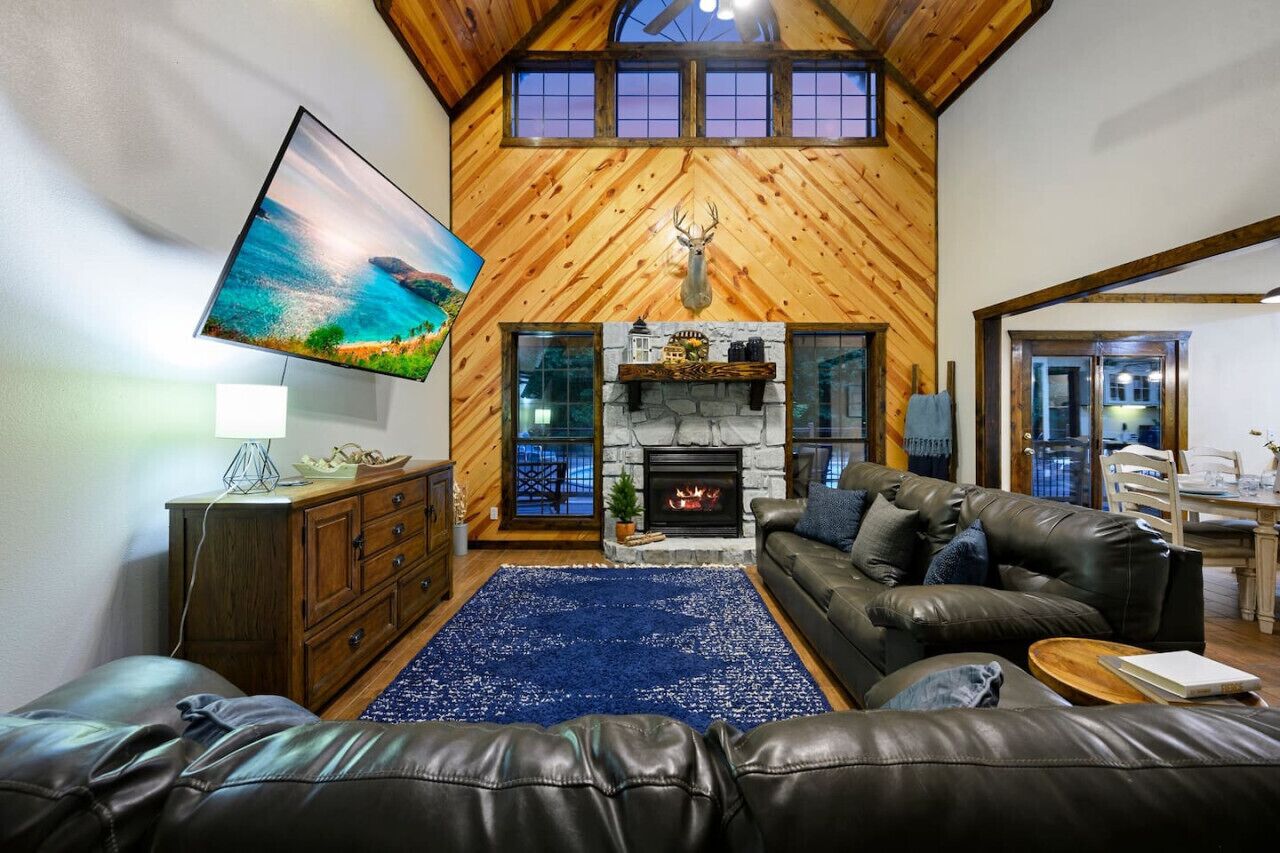 Smart TV, chimenea, futbolito y tenis de mesa 