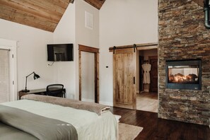 4 bedrooms, free WiFi, bed sheets - White Pines Escape · Elegant Cabin: Air Hockey, Foosball, Hot Tub, Pets (Broken Bow)