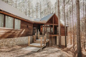 Exterior - White Pines Escape · Elegant Cabin: Air Hockey, Foosball, Hot Tub, Pets (Broken Bow)