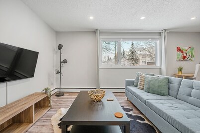 Modern and Spacious 2 Bedroom Retreat Near DT & Airport; Fully Renovated