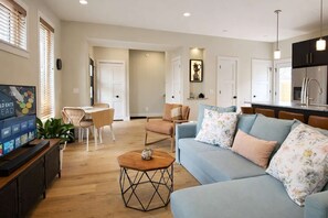 Televisión, chimenea y oficina 