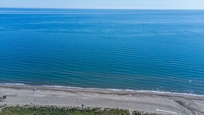 Ein Strand mit klarem, blauem Wasser und einem sandigen Ufer.